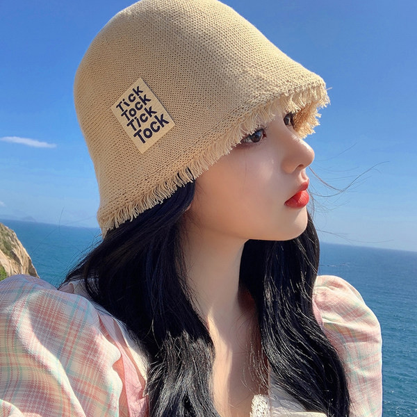 Ženska kapa sa natpisom i resama u dvije boje