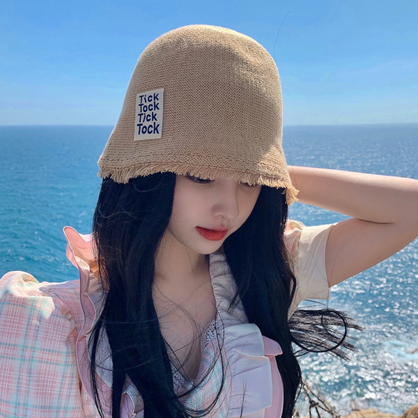 Ženska kapa sa natpisom i resama u dvije boje