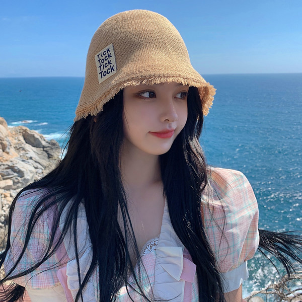 Ženska kapa sa natpisom i resama u dvije boje