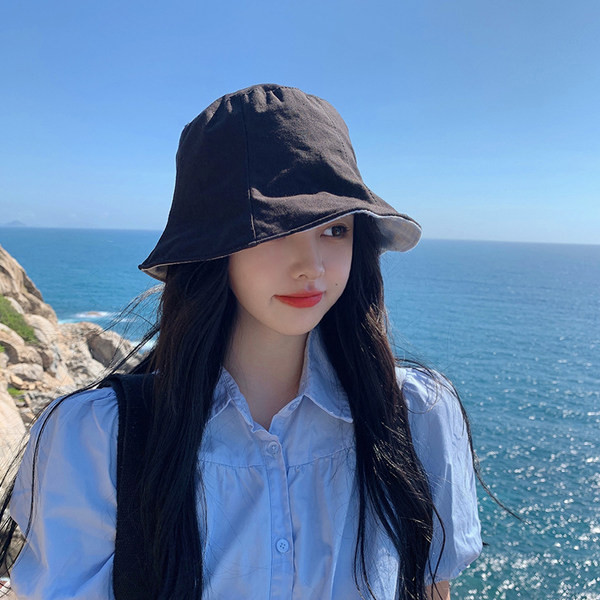 Ženski šešir s dva lica primjeren za ljeto