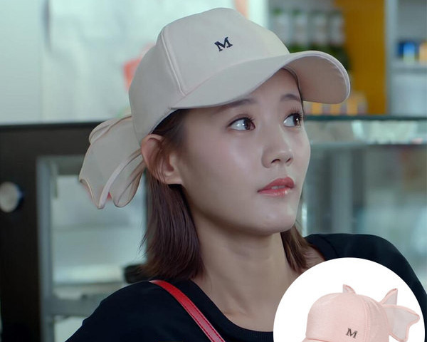 Metallist kaunistuse ja paelaga visiiriga naiste müts