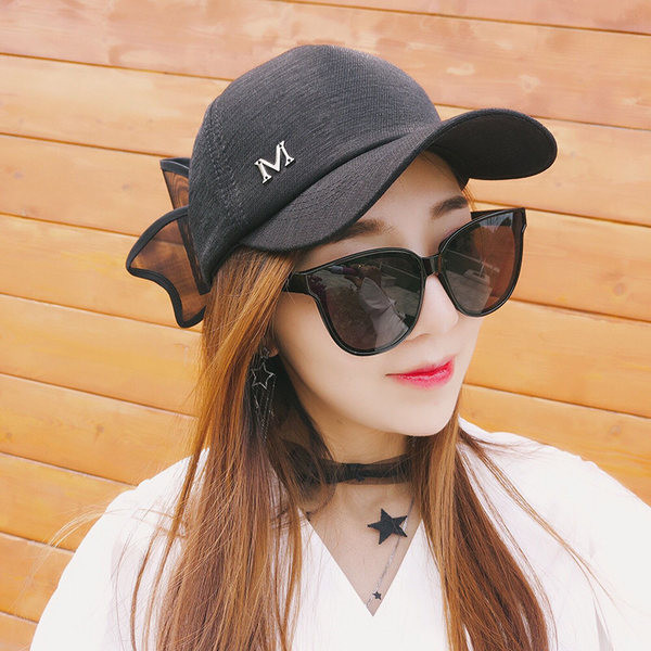 Metallist kaunistuse ja paelaga visiiriga naiste müts