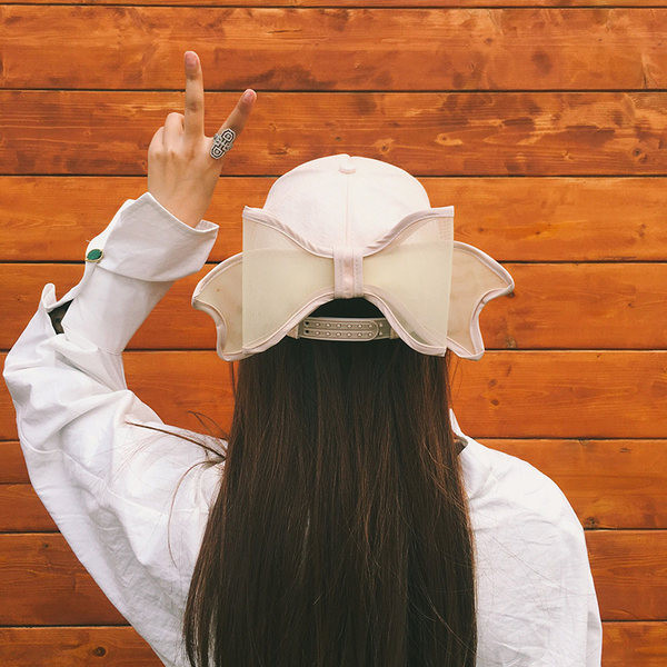 Metallist kaunistuse ja paelaga visiiriga naiste müts