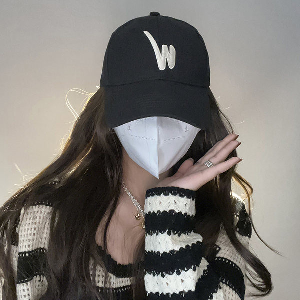 Дамска шапка с бродерия и козирка 