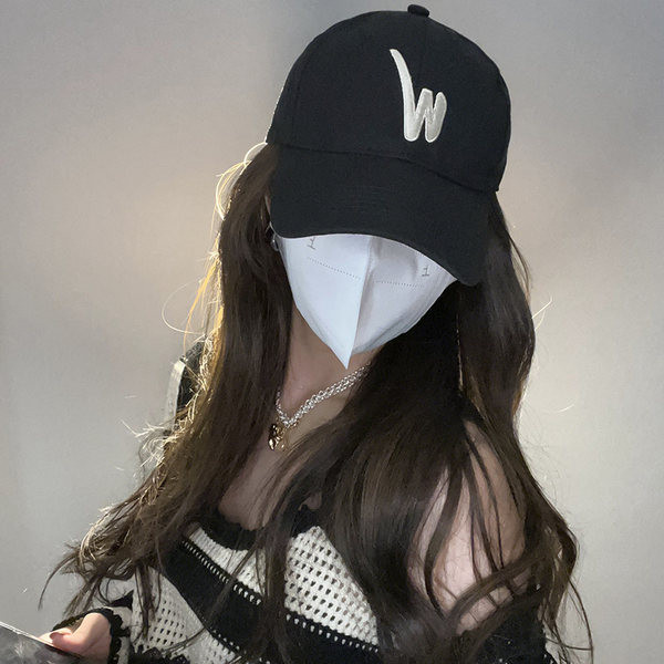 Дамска шапка с бродерия и козирка 