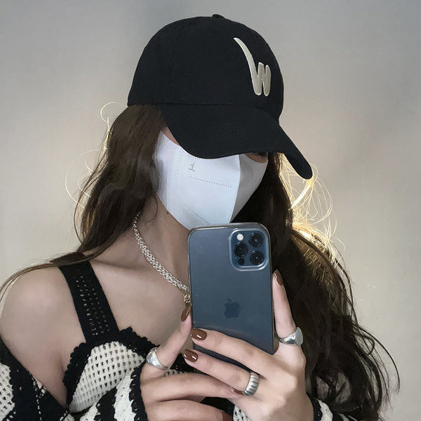 Дамска шапка с бродерия и козирка 