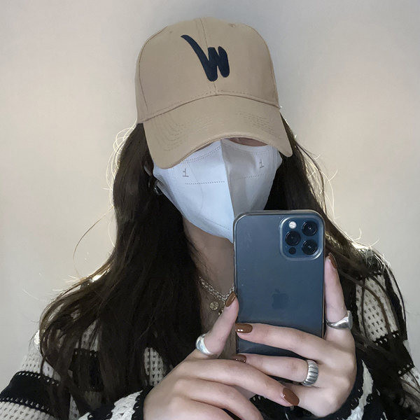 Дамска шапка с бродерия и козирка 