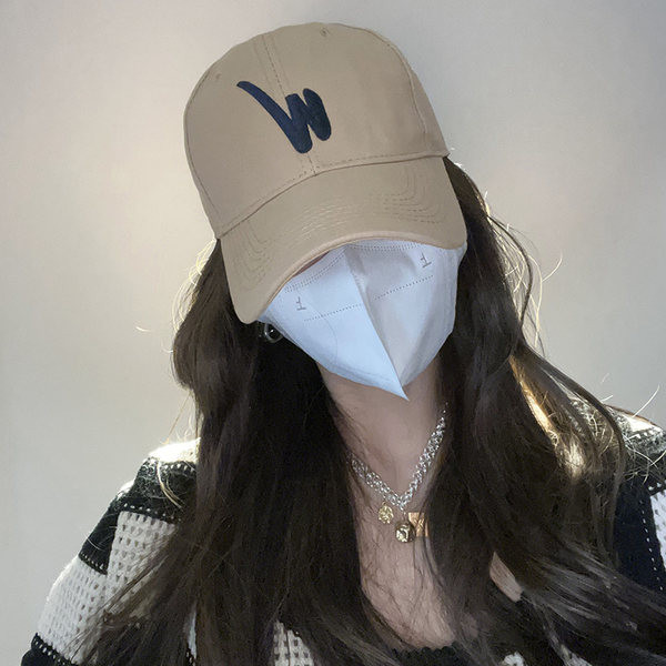 Дамска шапка с бродерия и козирка 