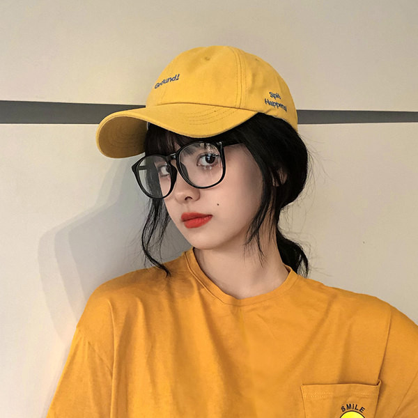 Текстилна шапка с бродерия и козирка тип бейзболна