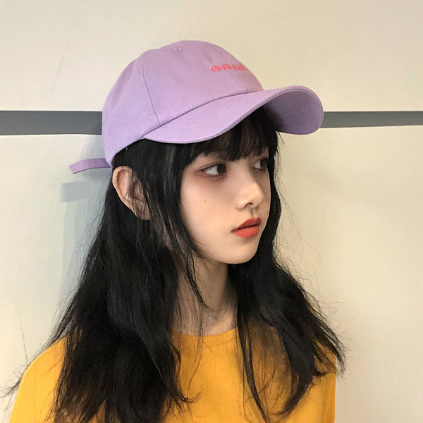 Текстилна шапка с бродерия и козирка тип бейзболна