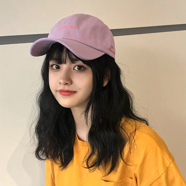 Текстилна шапка с бродерия и козирка тип бейзболна