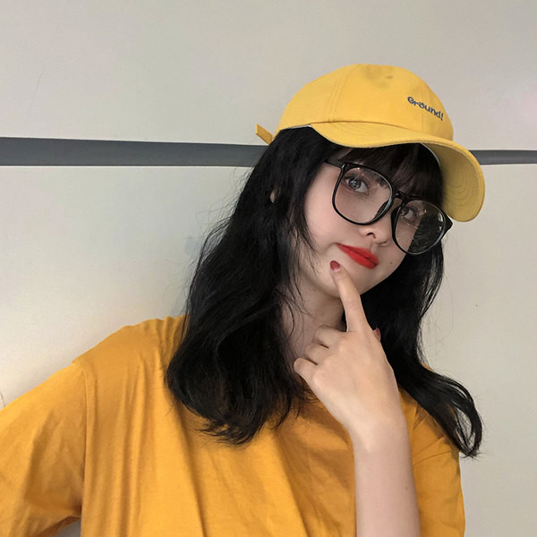 Текстилна шапка с бродерия и козирка тип бейзболна