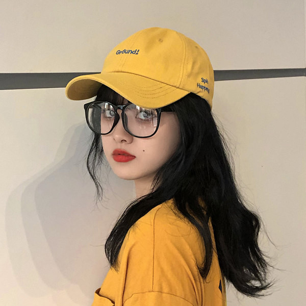 Текстилна шапка с бродерия и козирка тип бейзболна