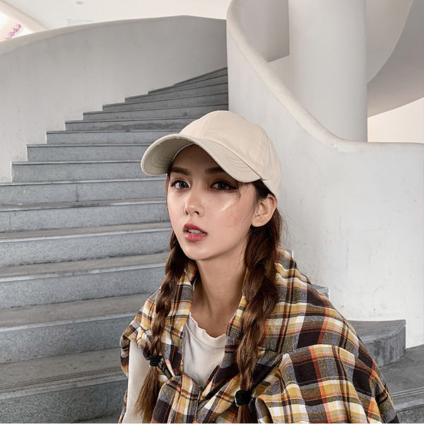 Дамска шапка с козирка в няколко цвята