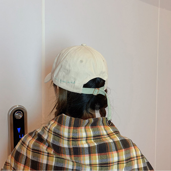 Дамска шапка с козирка в няколко цвята