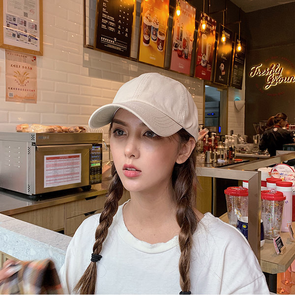 Дамска шапка с козирка в няколко цвята