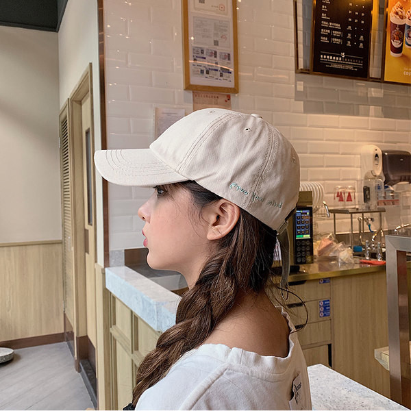 Дамска шапка с козирка в няколко цвята