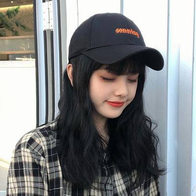 Дамска шапка- с козирка и надпис