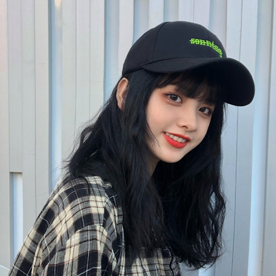 Дамска шапка- с козирка и надпис