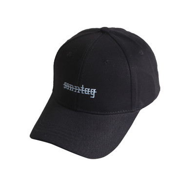 Дамска шапка- с козирка и надпис