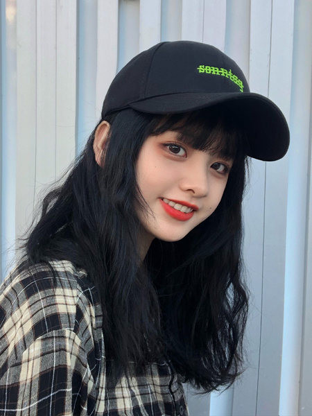 Дамска шапка- с козирка и надпис