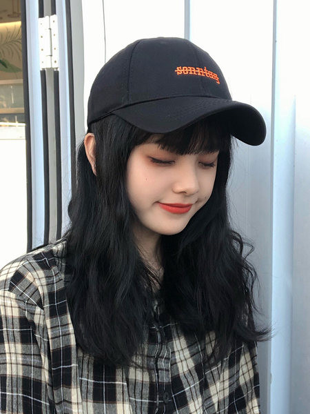 Дамска шапка- с козирка и надпис