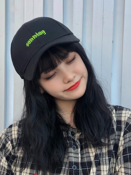 Дамска шапка- с козирка и надпис