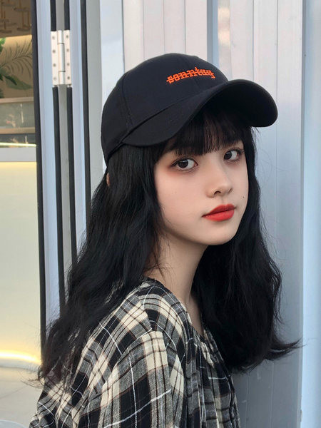 Дамска шапка- с козирка и надпис