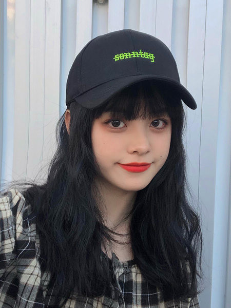 Дамска шапка- с козирка и надпис