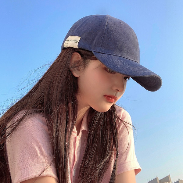 Дамска шапка с козирка и емблема нов модел