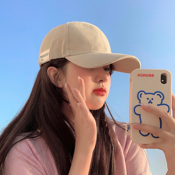 Дамска шапка с козирка и емблема нов модел