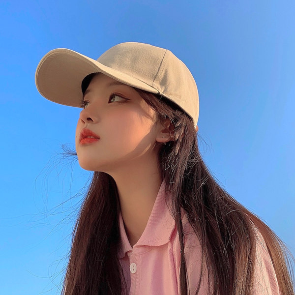 Дамска шапка с козирка и емблема нов модел