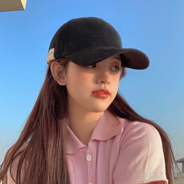 Дамска шапка с козирка и емблема нов модел