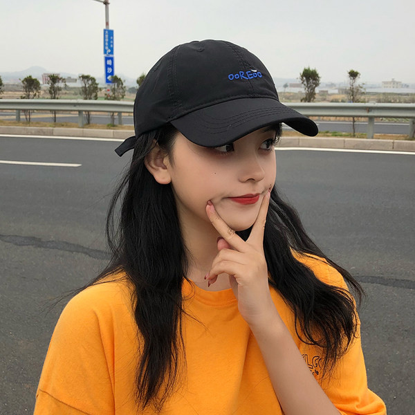 Visiiri ja pealdisega naiste müts - neli värvi