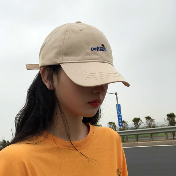 Visiiri ja pealdisega naiste müts - neli värvi