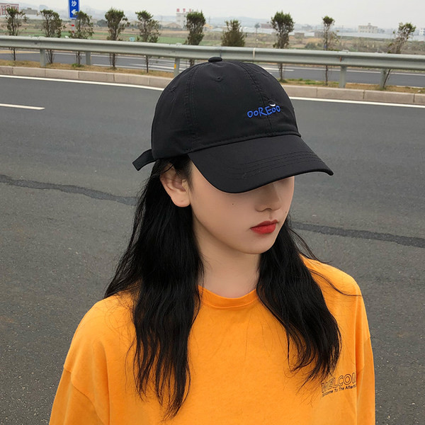 Visiiri ja pealdisega naiste müts - neli värvi