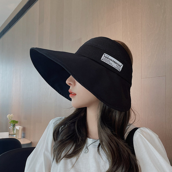 Suure ääre ja embleemiga naiste müts