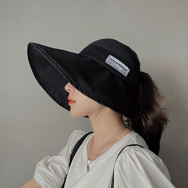 Suure ääre ja embleemiga naiste müts