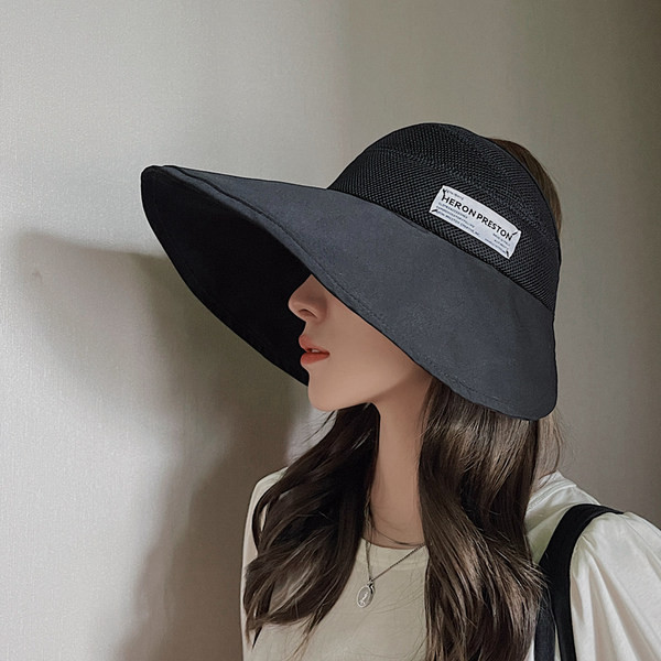 Suure ääre ja embleemiga naiste müts