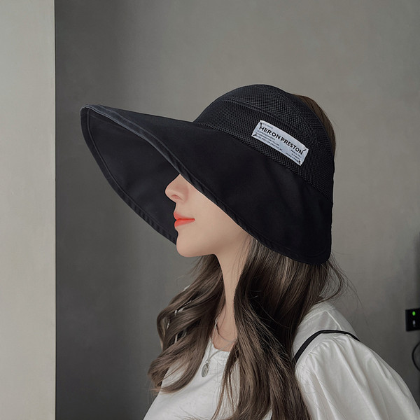 Suure ääre ja embleemiga naiste müts