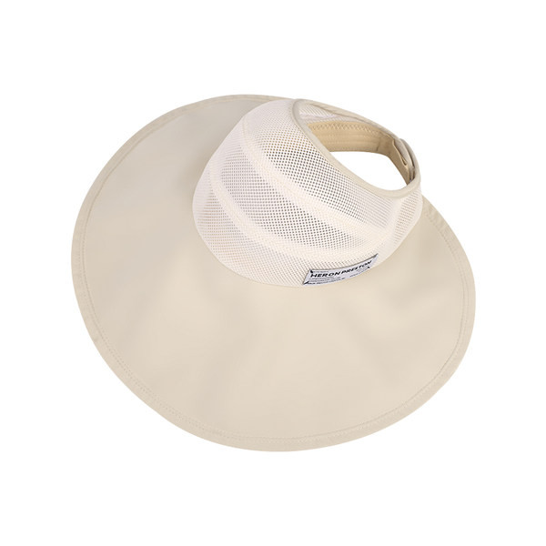 Suure ääre ja embleemiga naiste müts