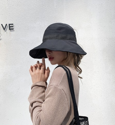 Дамска платена шапка в бежов и черен цвят 