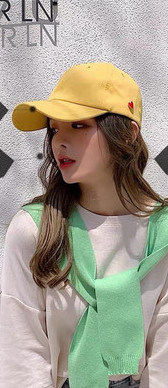 Ženska tekstilna kapa sa šilterom i raznim bedževima