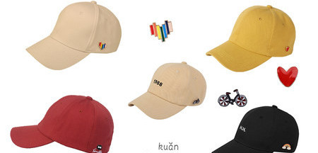 Ženska tekstilna kapa sa šilterom i raznim bedževima