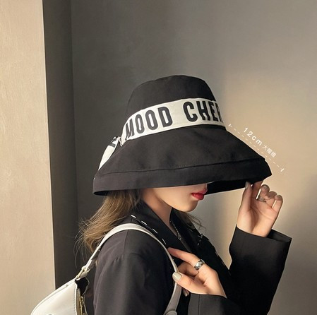 Дамска шапка тип рибарска с надпис и голяма периферия