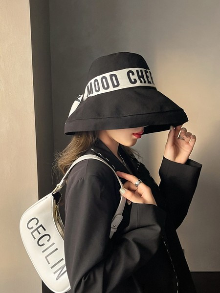 Дамска шапка тип рибарска с надпис и голяма периферия