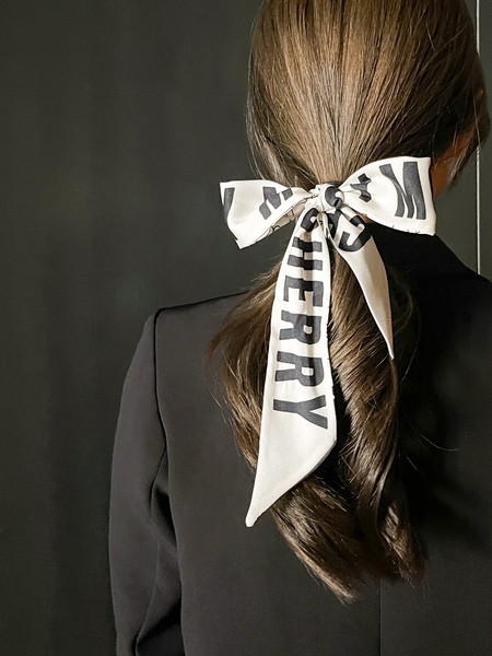 Дамска шапка тип рибарска с надпис и голяма периферия