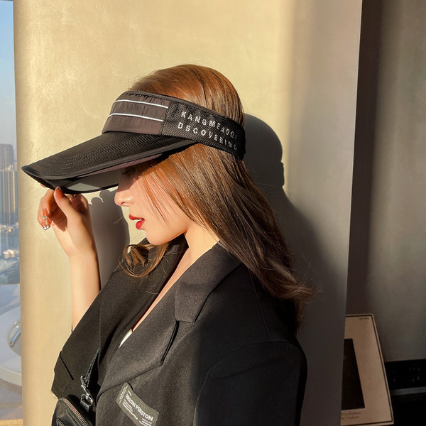 Дамска козирка в черен и бял цвят 