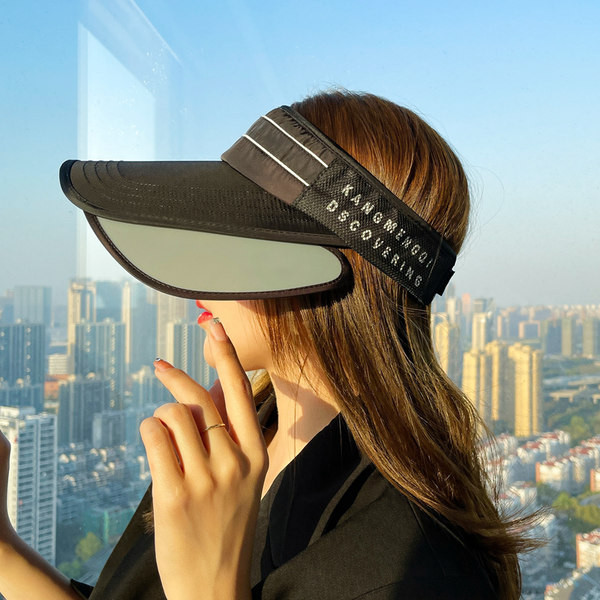 Дамска козирка в черен и бял цвят 