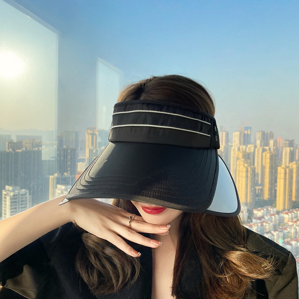 Дамска козирка в черен и бял цвят 